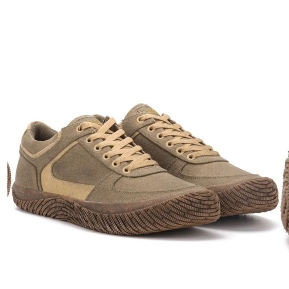 Hybrid & Company Tan and Cream Sneakers with Vintage-Inspired Design